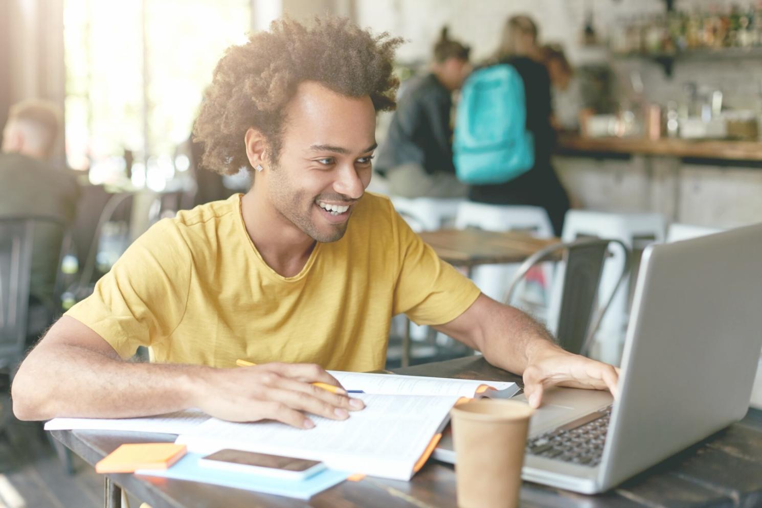 Espace de travail organisé avec documents financiers et calculatrice pour la gestion budgétaire